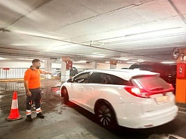 Andrés Cerro después de activar el protocolo antincendios dirige a los coches a la segunda planta del parking.