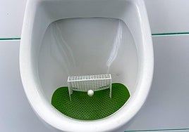 Urinario con verde y tres palos en el Príncipe Felipe.