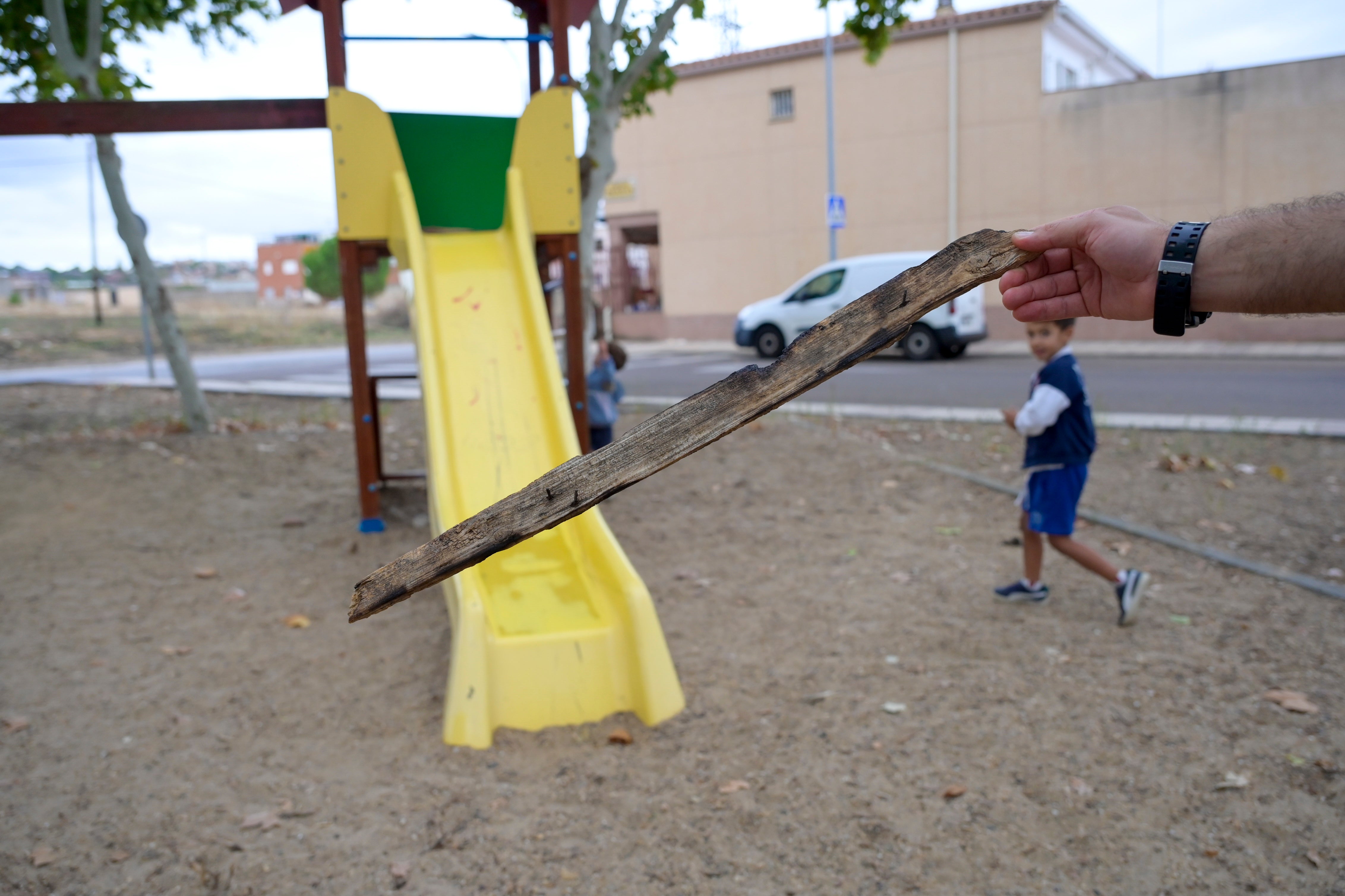 Trozos de madera que se encuentran los niños en el parque de la barriada de Llera.