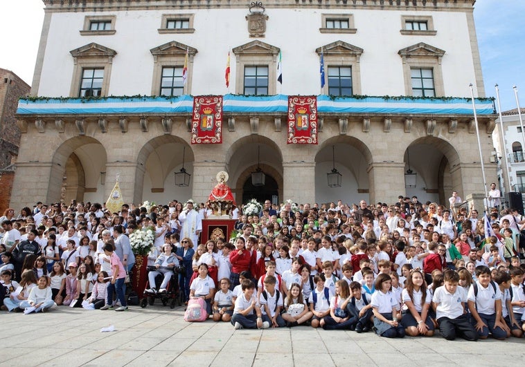 Imagen de los escolares que han participado este viernes en el encuentro con la Virgen de la Montaña celebrado en la Plaza Mayor de Cáceres.