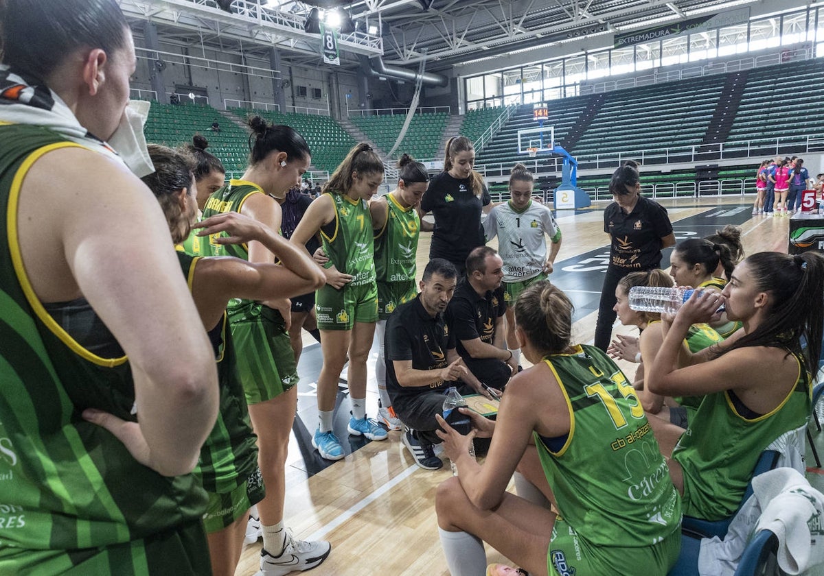 Tiempo muerto del Al-Qázeres en la final ante el Miralvalle.