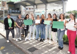 Protesta de algunas de los alumnos afectados, este viernes en Plasencia.