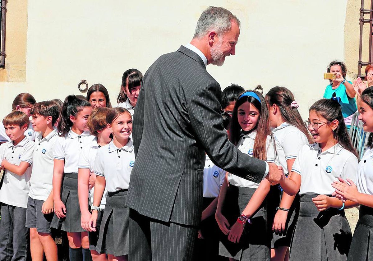 El Rey saluda a alumnos del colegio Sagrado Corazón de Trujillo.