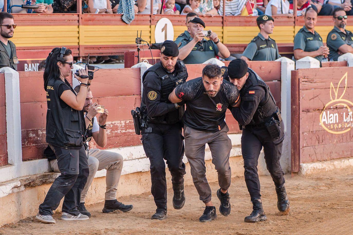 Fotos | Así fue la exhibición de la Guardia Civil en Mérida