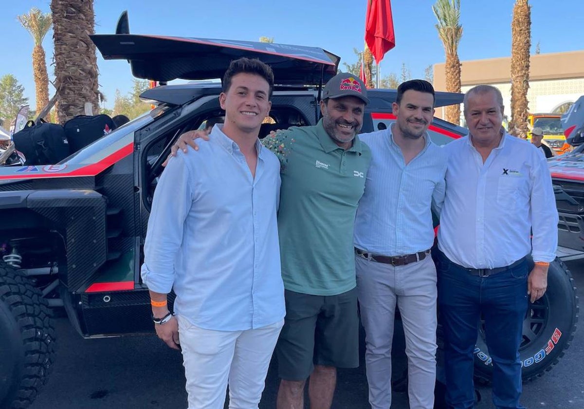 Pedro Pecero, Santi Amaro y Pedro Gordillo junto al piloto Nasser Al-Attiyah, en Marruecos.