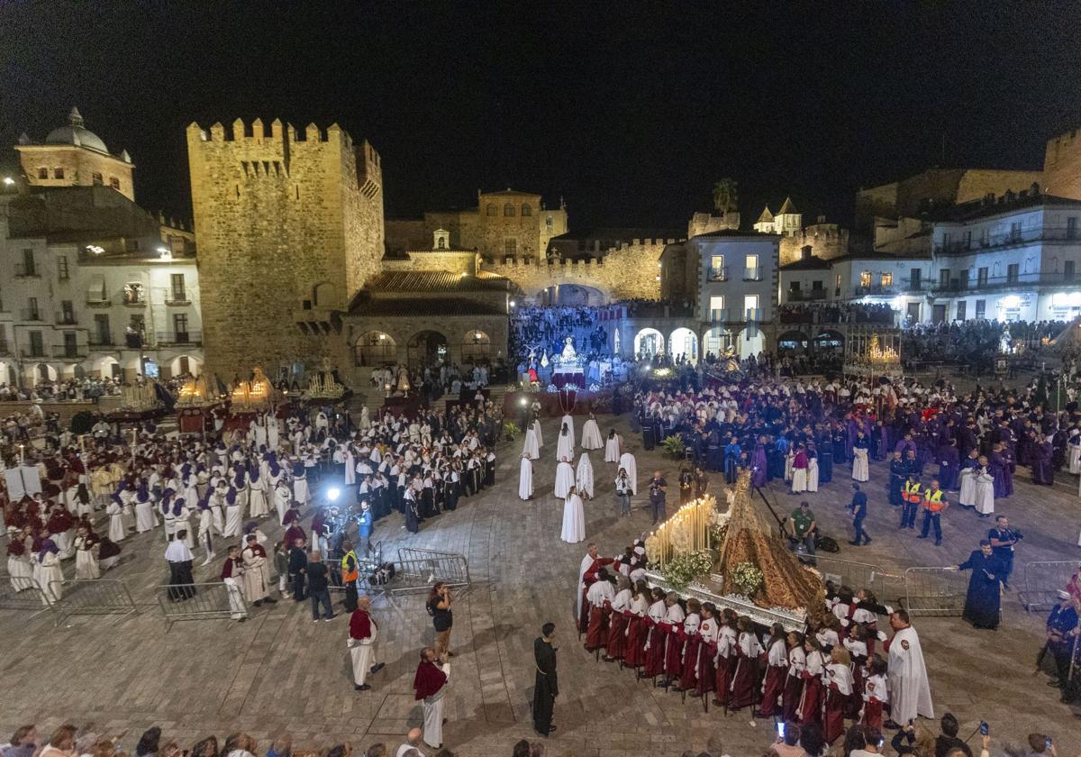 Encuentro de las imágenes en la Plaza Mayor.