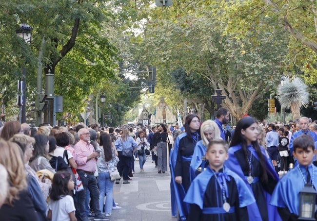 Un momento del desfile, por la avenida de España.