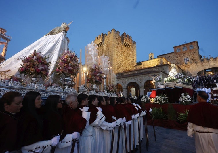 La Virgen de la Montaña, en la Plaza Mayor durante la procesión magna de este sábado.