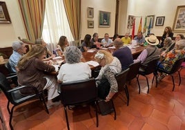 Reunión del Consejo de Mayores de Mérida con el alcalde en el Ayuntamiento.