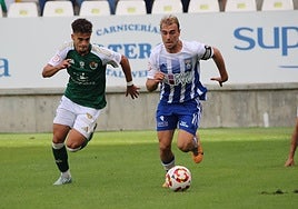 Marcos Carrillo, del Cacereño, presiona a Edu Gallardo, capitán del Talavera.