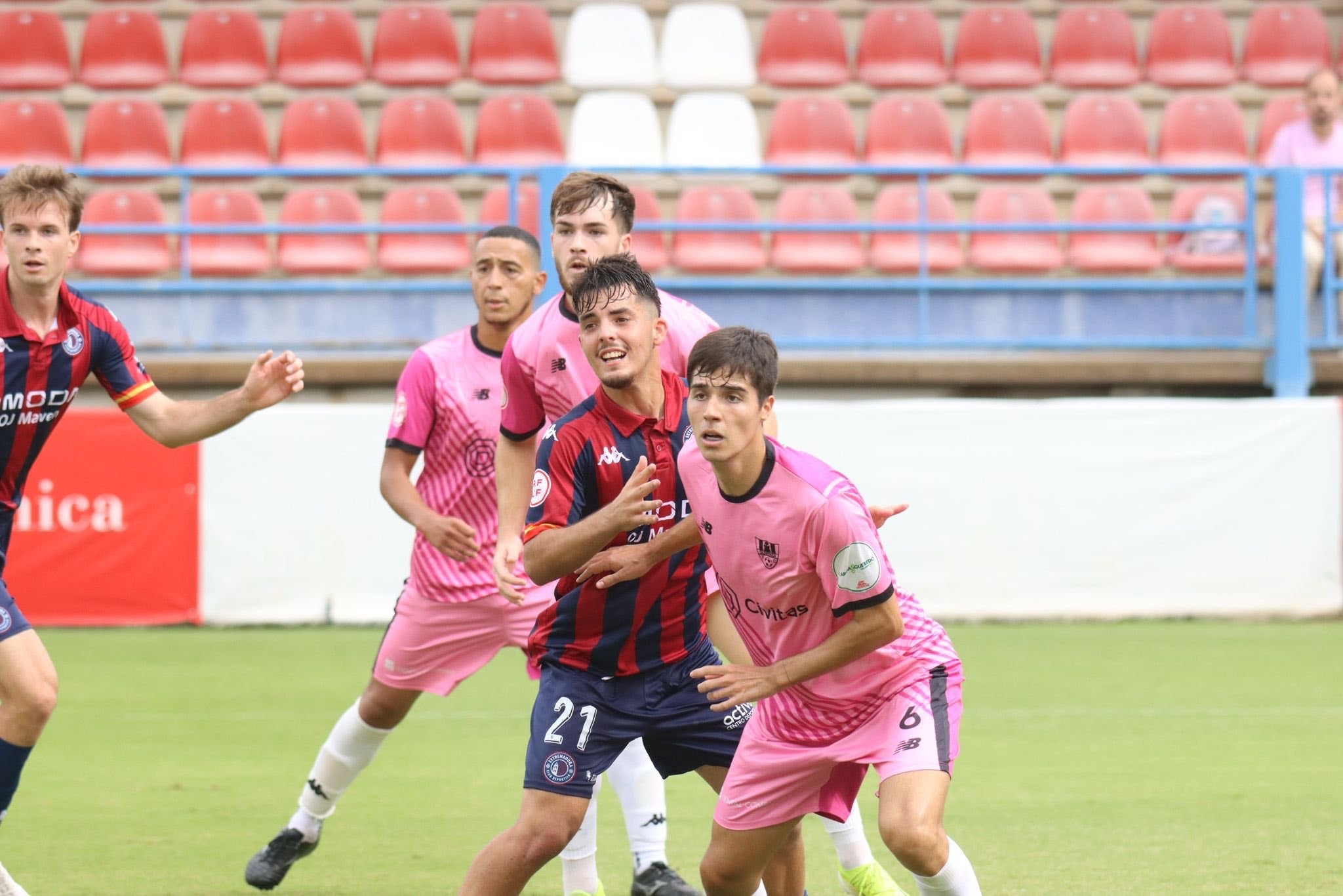 Rubén Cabeza, del Extremadura, entre defensores del Olivenza.