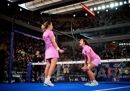 Paula Josemaría y Ariana Sánchez celebran su triunfo en Roland Garros.