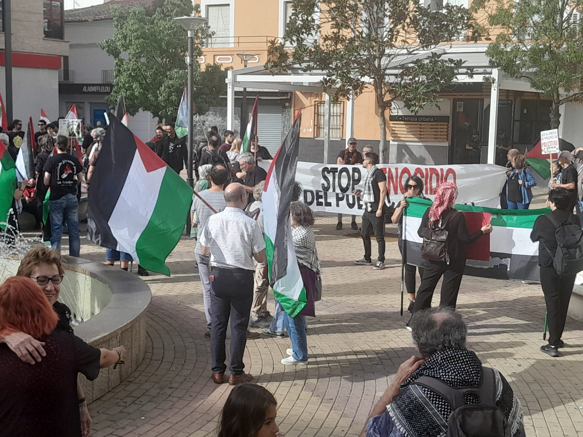 Fotos | Así ha sido la protesta en Navalmoral contra las armas y el «genocidio» en Palestina