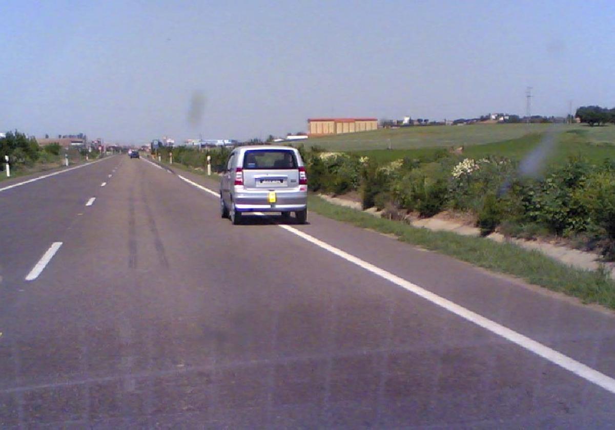 Circula bien en carretera, arrimado a la derecha y usando el arcén. POLO