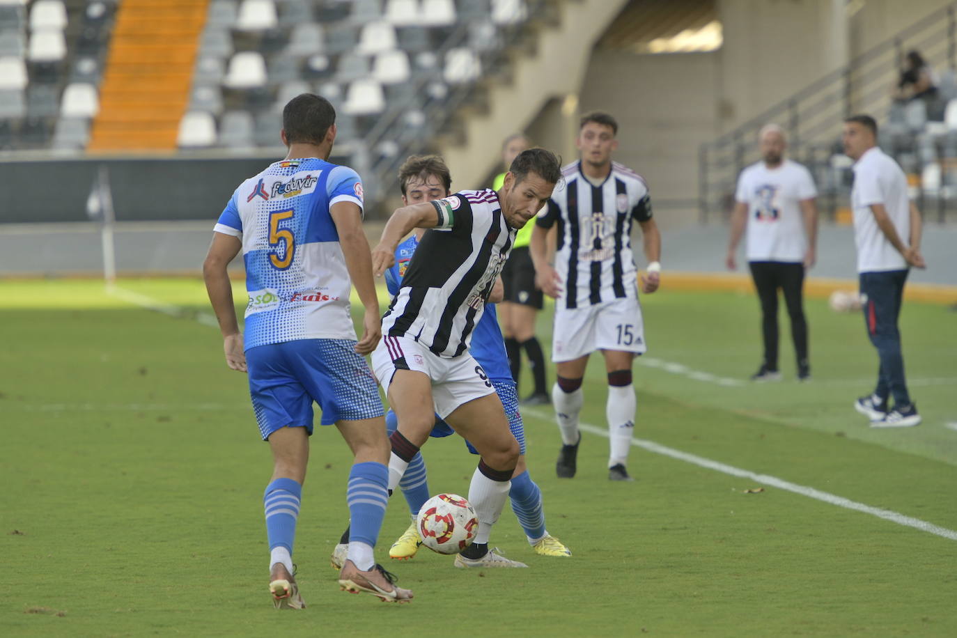 El Badajoz sigue a la cabeza tras golear al Arroyo