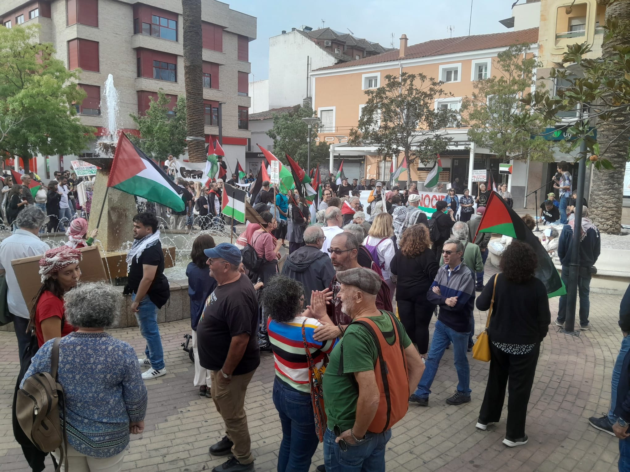 Fotos | Así ha sido la protesta en Navalmoral contra las armas y el «genocidio» en Palestina