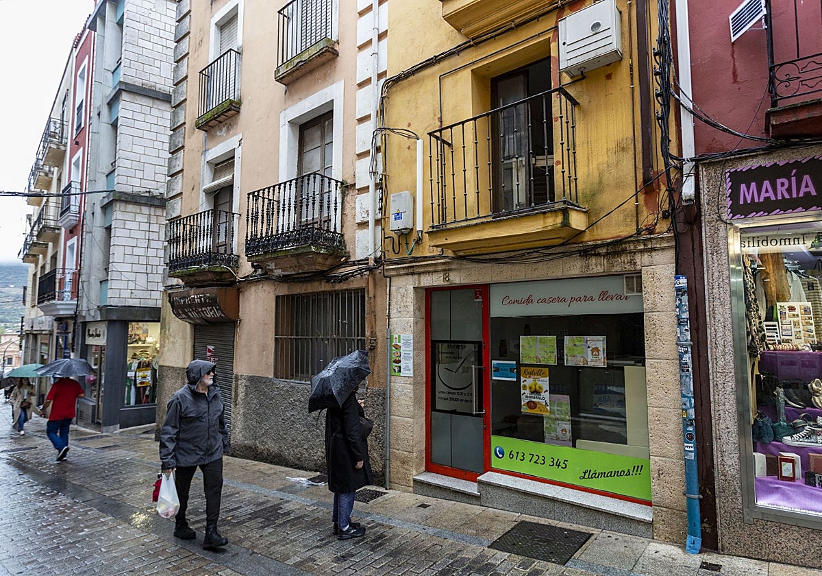 El ladrón forzó la puerta del balcón superior para acceder al local de comida para llevar de la calle Talavera.
