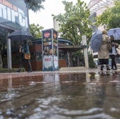 Paraguas desarmados y dificultad para caminar por las lluvias en Cáceres