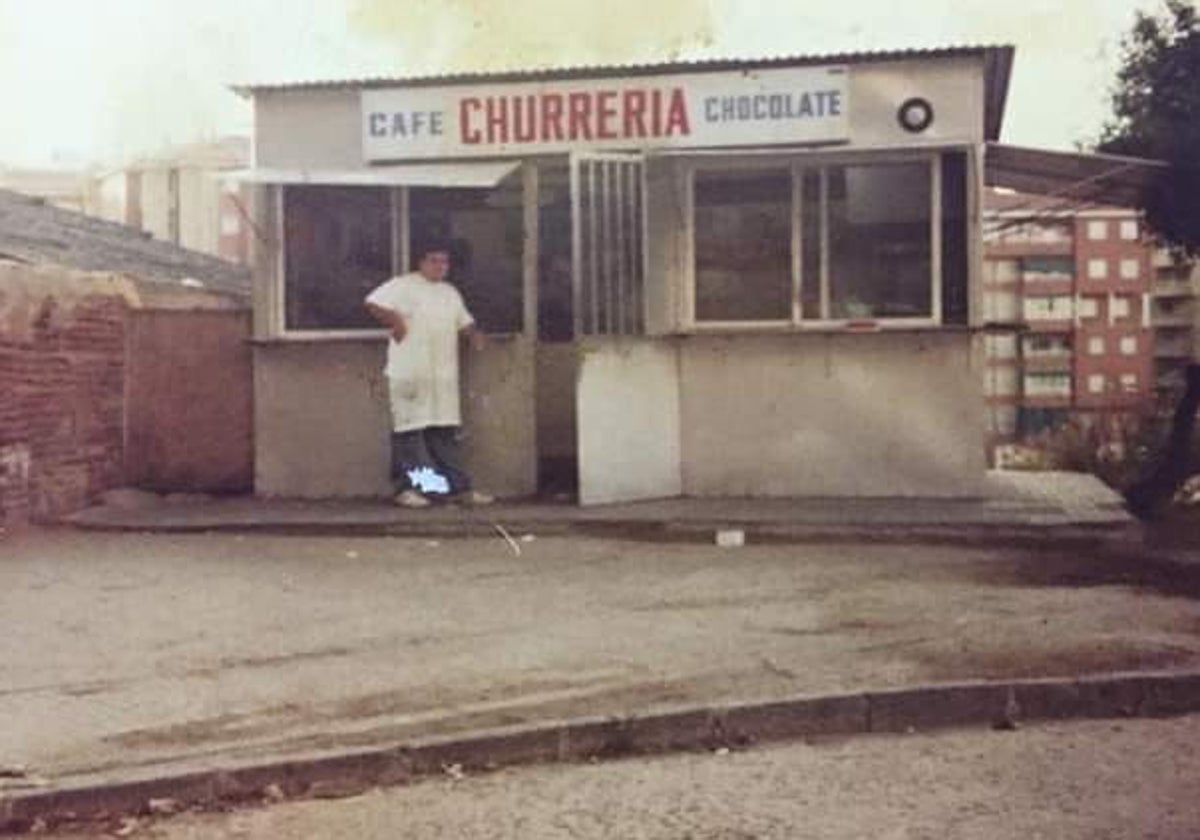 Mariano, en su primera etapa, en la caseta que montó con su familia en la avenida de Alemania.