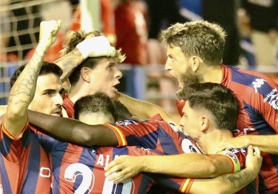 Los jugadores del Extremadura celebran el gol.