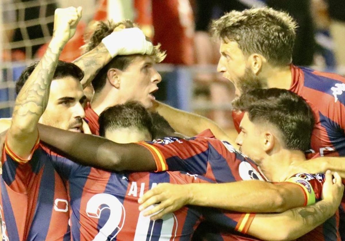 Los jugadores del Extremadura celebran el gol.