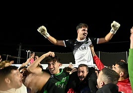 El meta Fran Fernández, sacado a hombros tras ganar en los penaltis.