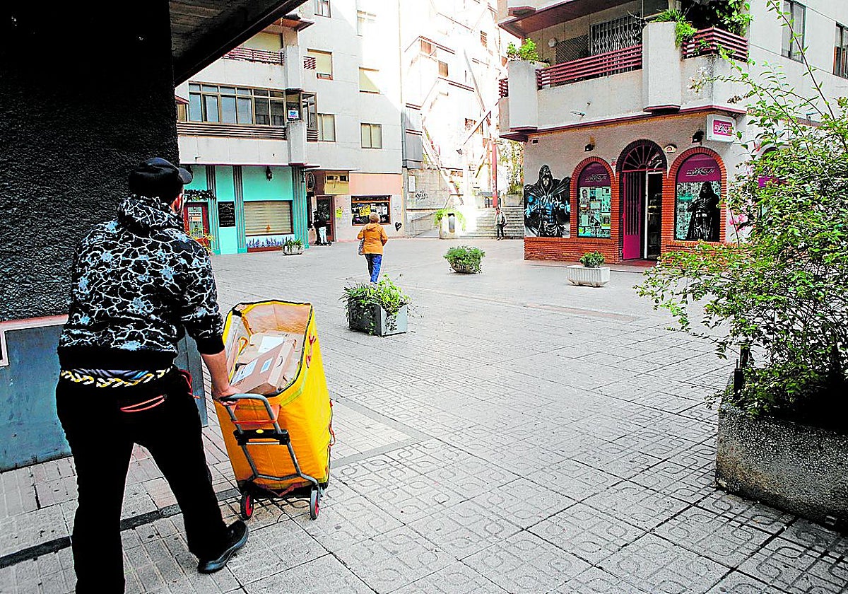Cuatro comercios y locales de hostelería han cerrado recientemente en la Plaza de los Maestros.