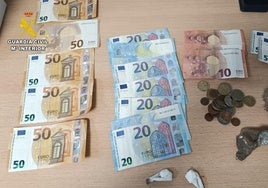 Dinero en efectivo y droga intervenidos por agentes del puesto de Aldea del Cano.