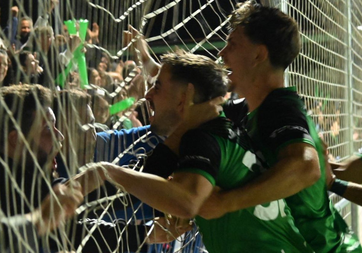 Celebración del tanto del Gévora ante el Playas de Sotavento.