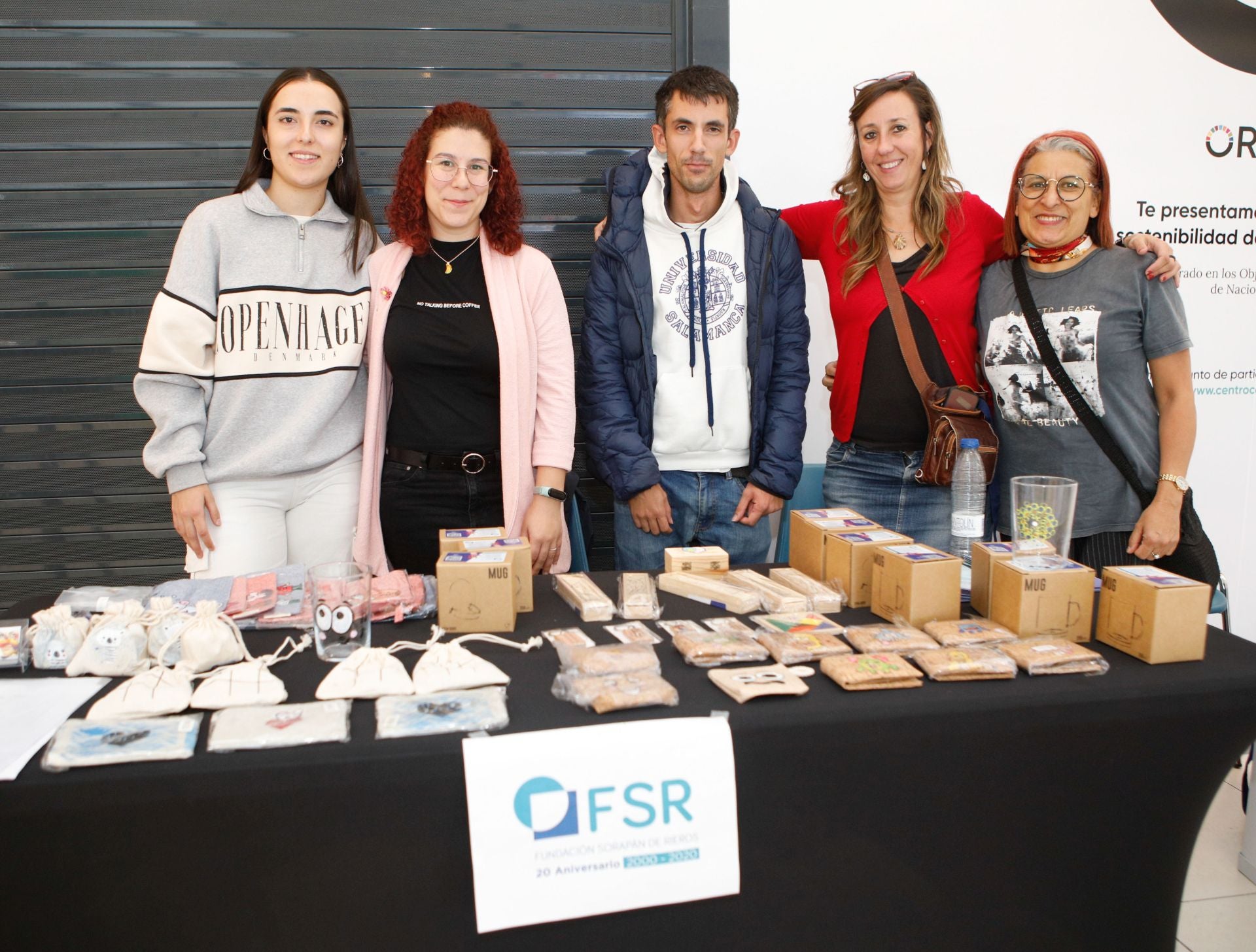 Mesa solidaria de la Fundación Sorapán de Rieros en el centro comercial Ruta de la Plata. 