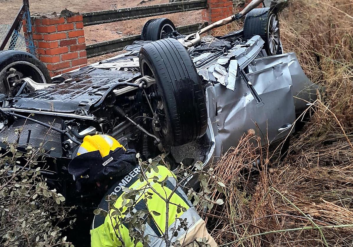 Así ha quedado el turismo tras la salida de vía en el N-521.
