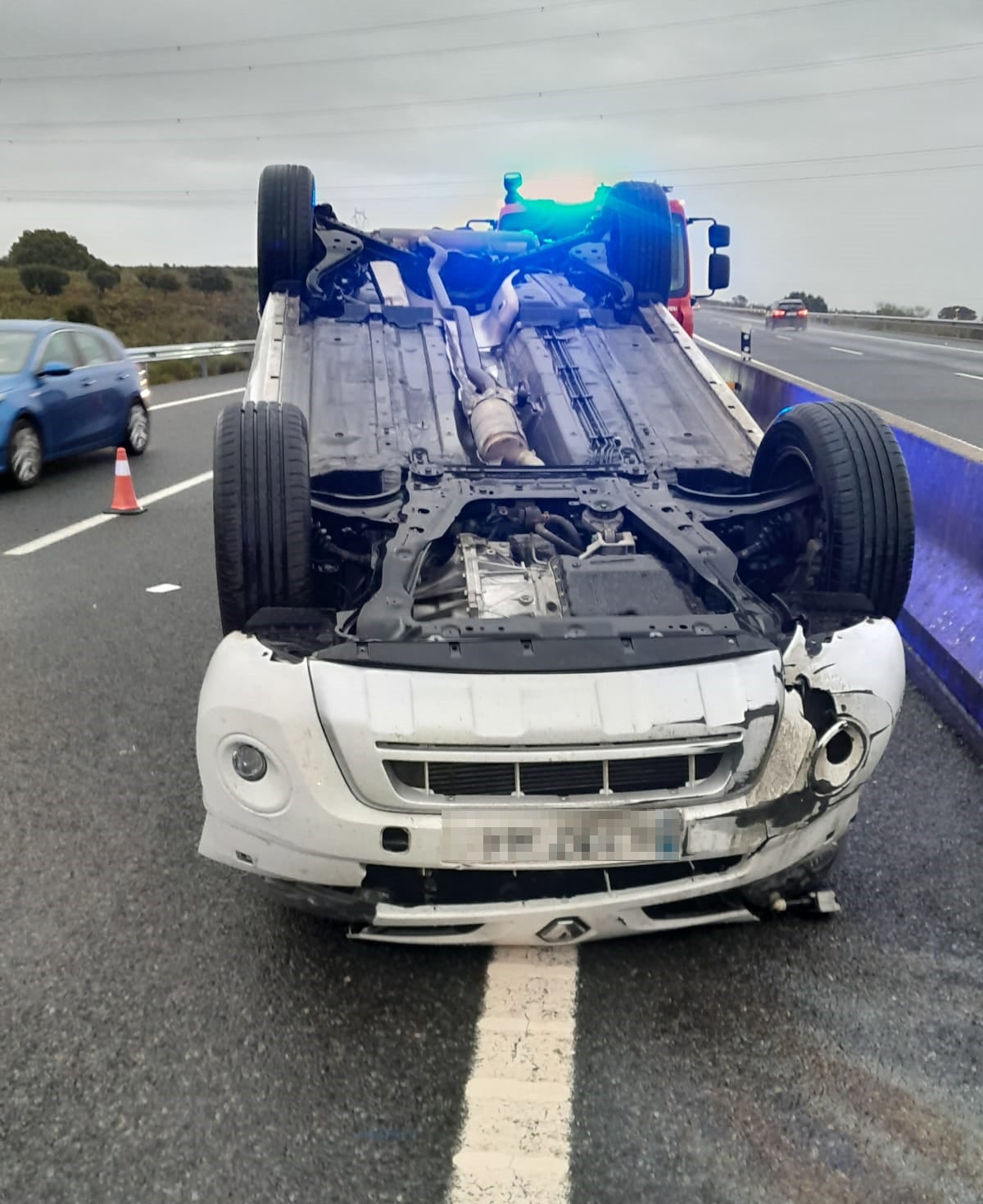 El accidente ocurrido en el punto kilométrico 227 de la A-5 ha terminado con un Renault Koleos volcado en la vía.