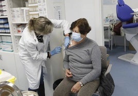 Una enfermera vacuna de la gripe a una mujer en la pasada campaña.