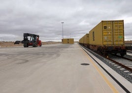 La terminal de trenes, el día de la inauguración en el que realizaron una demostración del movimiento de contenedores en la instalación.