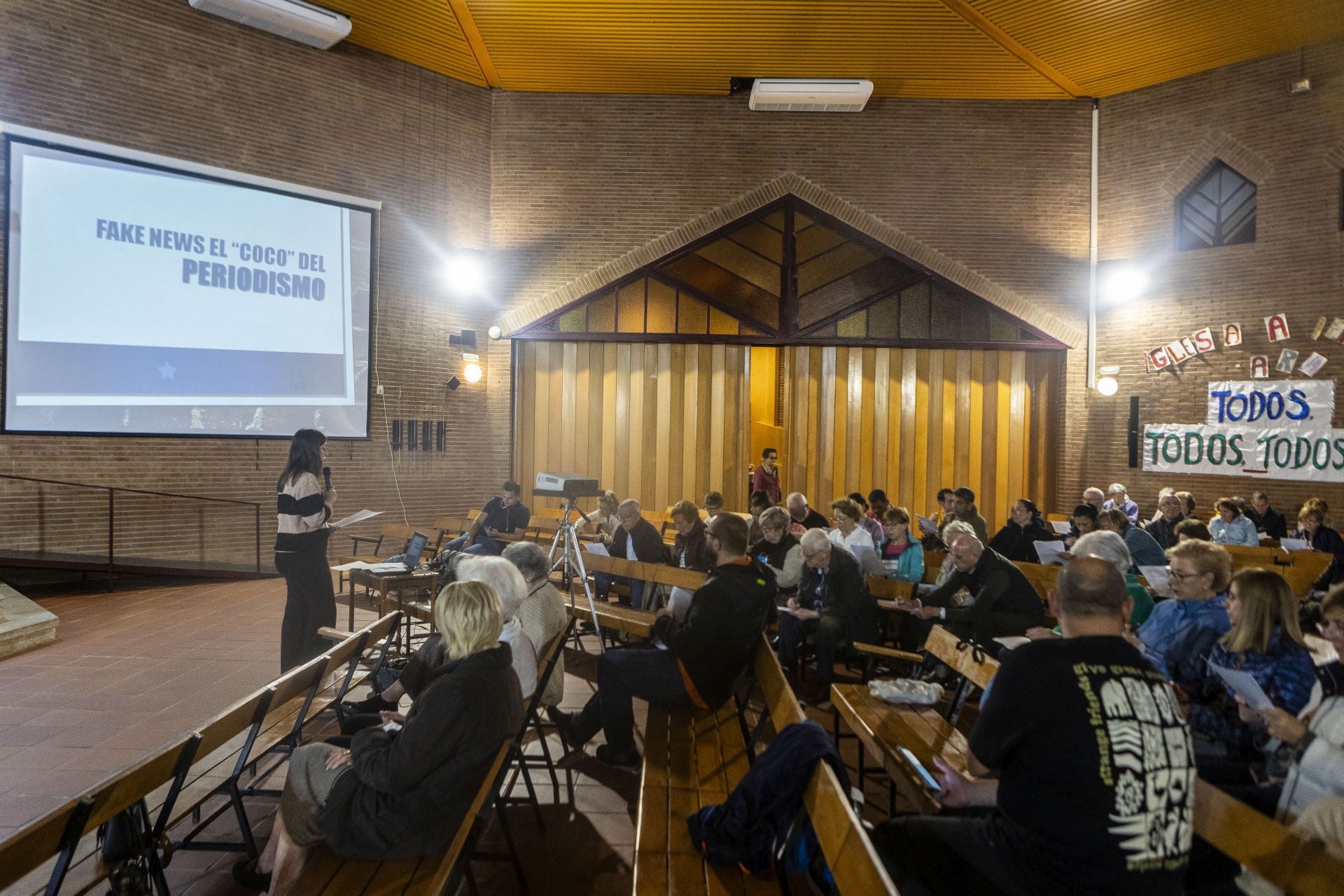 La periodista Lorena Jorna ofreció una conferencia sobre los bulos racistas en la parroquia Virgen de Guadalupe.