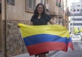 Yuri Bonilla, colombiana en Cáceres, con la bandera de su país.