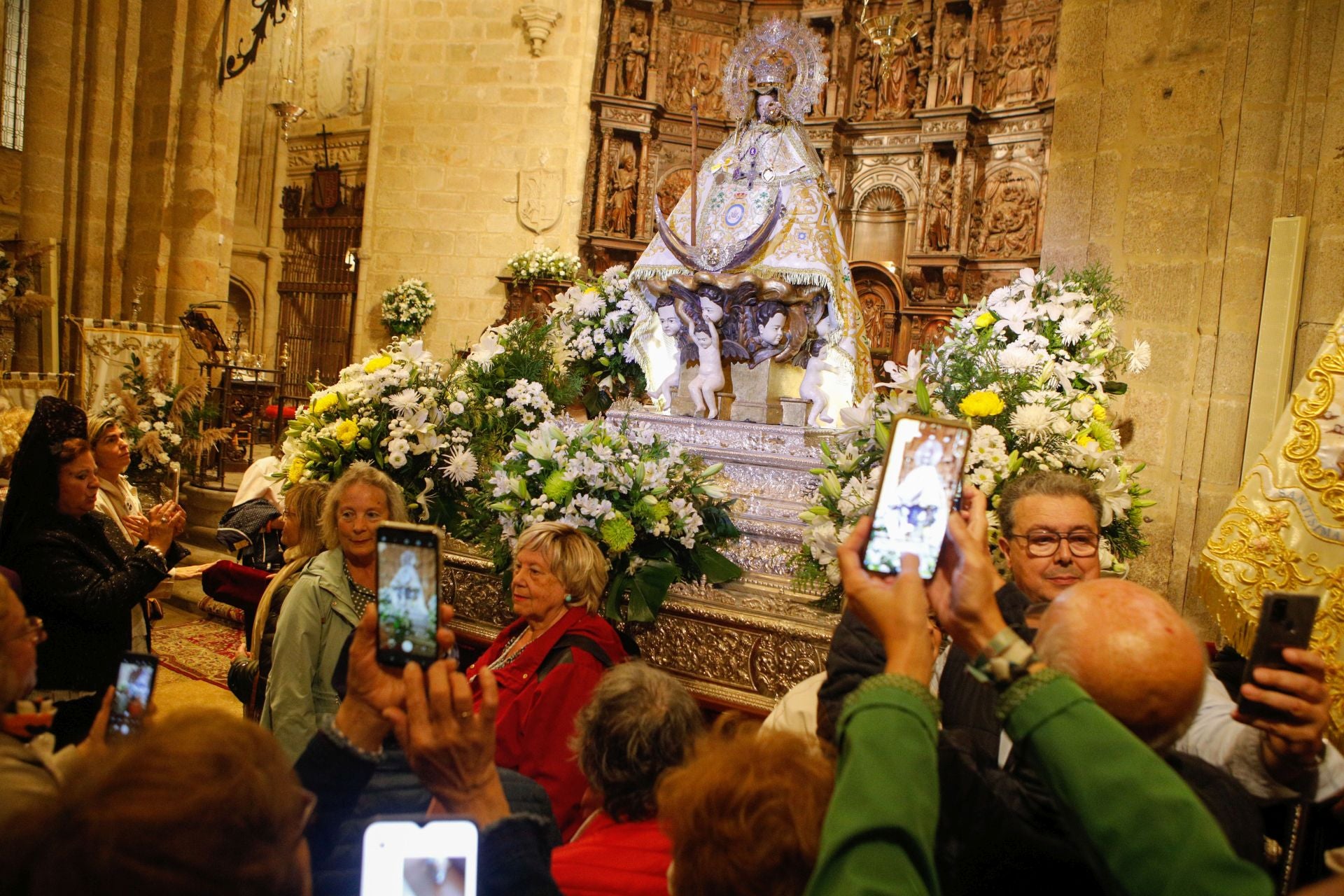 La misa pontifical por el Centenario de la patrona de Cáceres, en imágenes