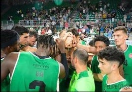 Los jugadores del Cáceres Patrimonio realizan el saludo inicial antes del encuentro ante el Caja 87.