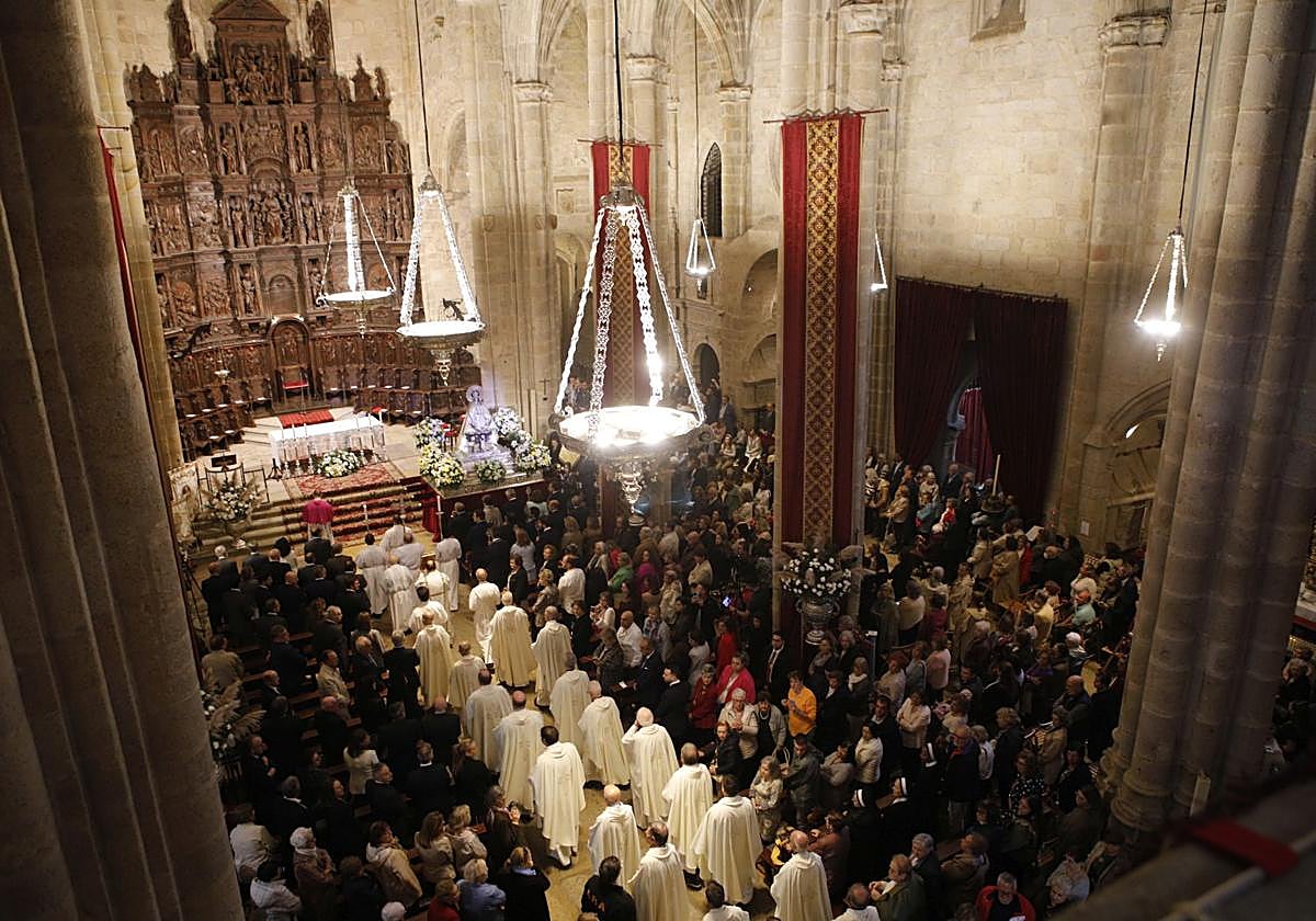 La concatedral de Santa María de Cáceres, llena.