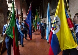 Procesión de banderas por el claustro del Monasterio de Guadalupe.