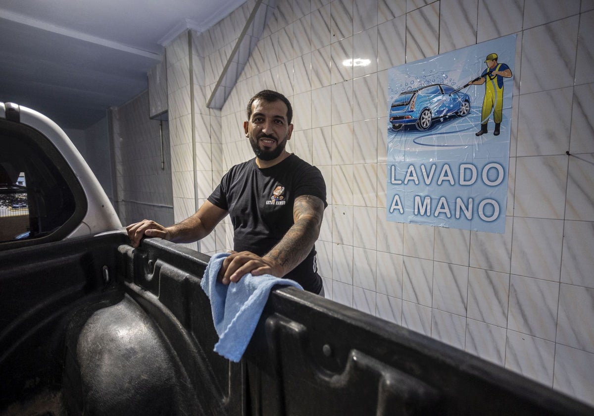 Manu Pricop en el lavadero de coches que acaba de abrir en la Ronda del Carmen.