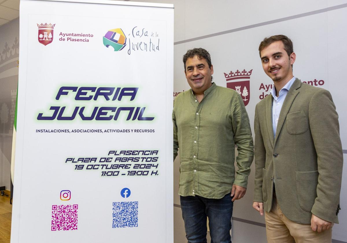 Alberto Belloso, concejal de Juventud, y el técnico Luisma Rodríguez, en la presentación de la feria.