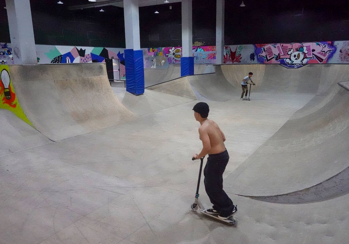 Jóvenes usando la pista de patinaje del centro joven esta semana.