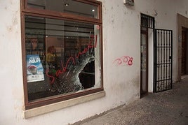 Los presuntos autores accedían a los locales usando una tapa de alcantarilla