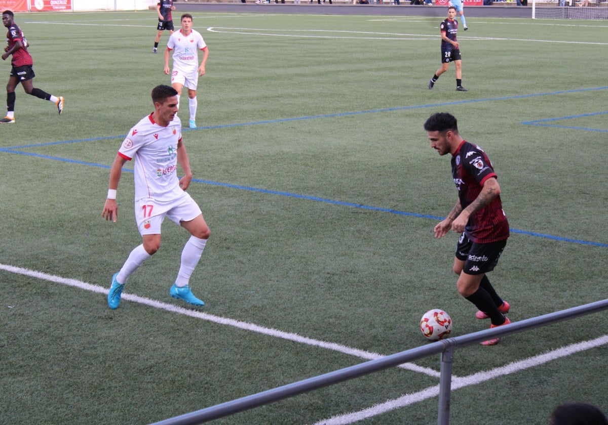 Dieguito encara a Canty en el Llerenense-Extremadura.