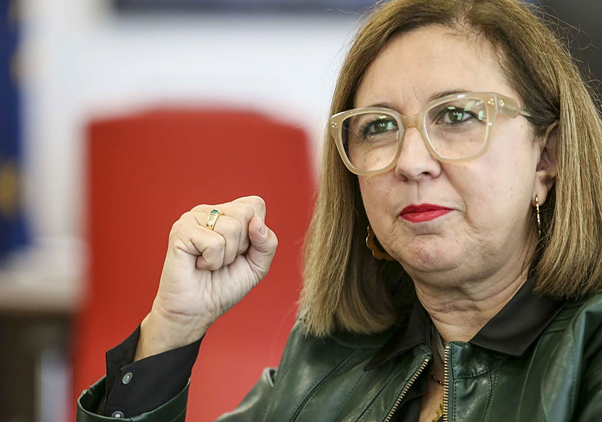 Mercedes Morán, en su despacho en la Consejería de Agricultura en Mérida.