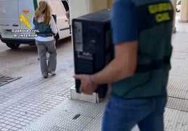 Imagen proporcionada por la Guardia Civil de los ordenadores de la tienda del Nuevo Cáceres registrada en la operación Hervasio.