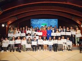 Los alumnos premiados posan con sus diplomas.