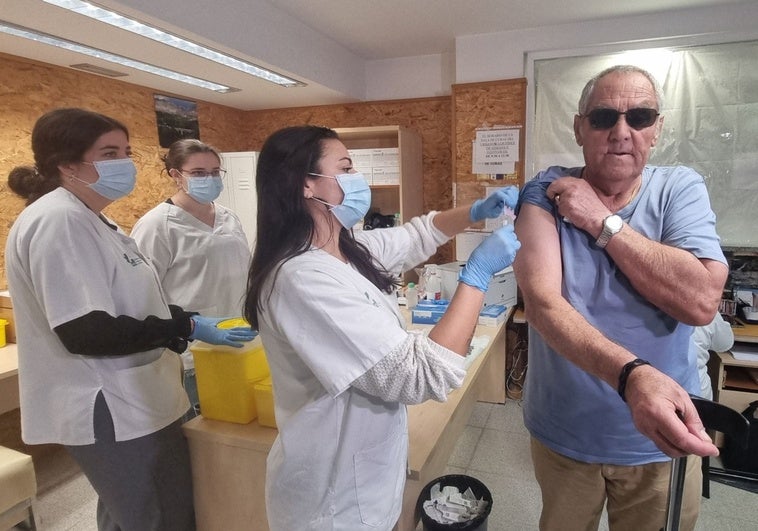 Francisco Moreno, el primer en recibir esta mañana la doble vacuna contra la gripe y la covid en el emeritense centro de salud 'Obispo Paulo'.