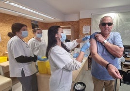 Francisco Moreno, el primer en recibir esta mañana la doble vacuna contra la gripe y la covid en el emeritense centro de salud 'Obispo Paulo'.